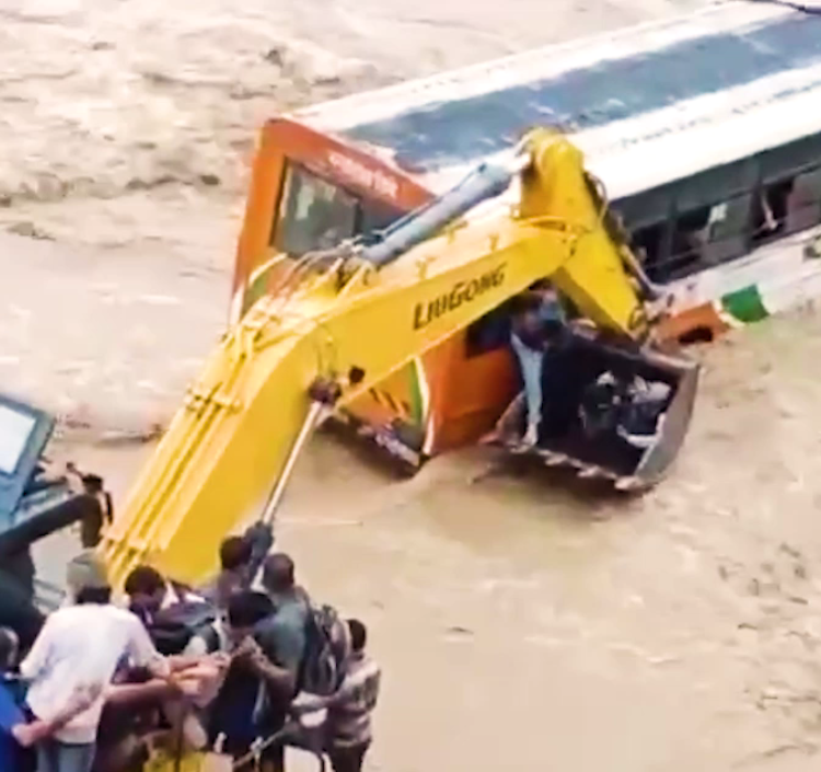 LiuGong Excavator Helped Rescue the People Trapped in Waterlogged Road in India