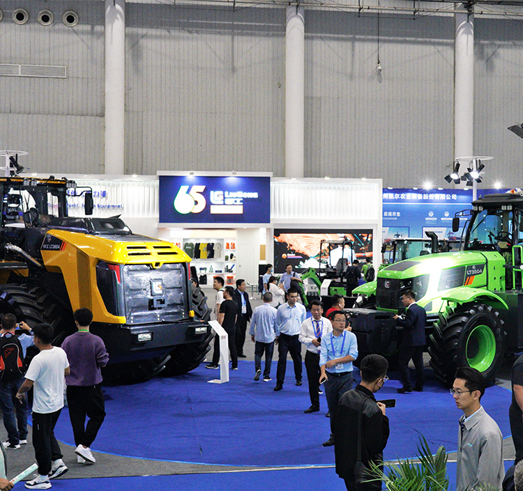 柳工新款拖拉机亮相中国国际农业机械展览会